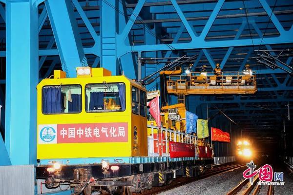 2020年3月,中铁电气化局施工人员在沪通长江大桥进行接触网导线架设.