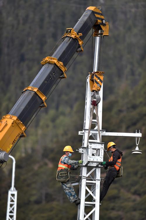 新闻 图片库 图片目前,由中铁电气化局承建的拉林铁路供电系统接触网