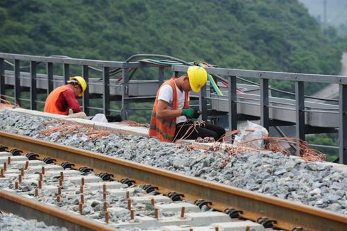 中铁电气化局施工人员在渝贵铁路安稳镇观音桥双线特大桥进行接触网